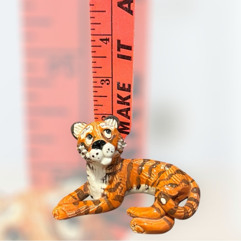 Vintage Kathy Wise Original Whimsical Laying Down Tiger Figurine - Picture 6 of 6